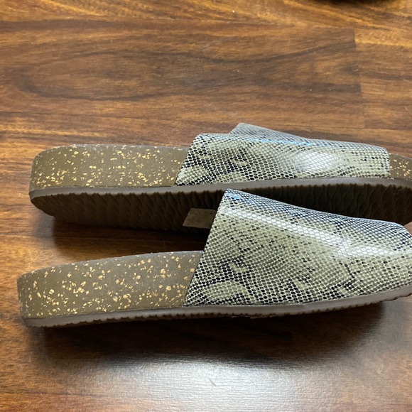 Clark's woman's US size 6 sandals, slides. Snakeskin print - Picture 4 of 8